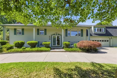 550 Algonquin Dr, Warwick, RI 02888