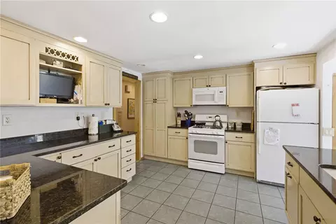Kitchen - 550 Algonquin Dr, Warwick, RI 02888 photo 1 of 3