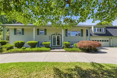 550 Algonquin Dr, Warwick, RI 02888