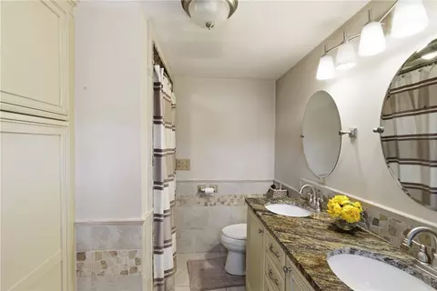 Bath - 550 Algonquin Dr, Warwick, RI 02888 photo 1 of 6