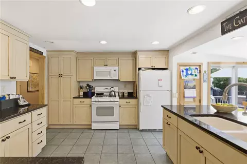 Kitchen - 550 Algonquin Dr, Warwick, RI 02888 photo 2 of 3