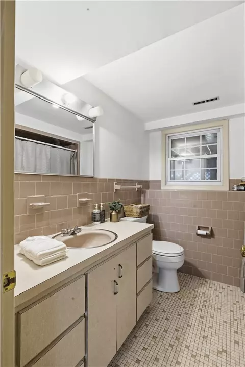 Bath - 550 Algonquin Dr, Warwick, RI 02888 photo 6 of 6