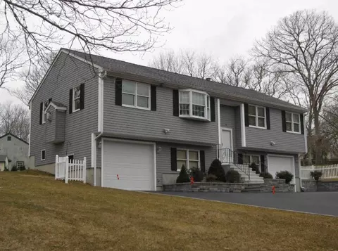 58 Brush Hill Rd, Narragansett, RI 02882