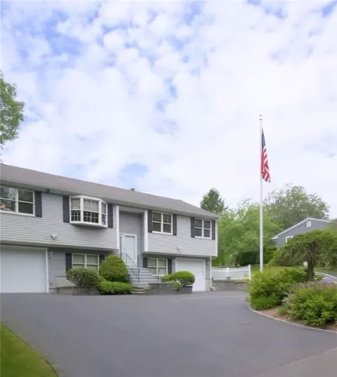 58 Brush Hill Rd, Narragansett, RI 02882