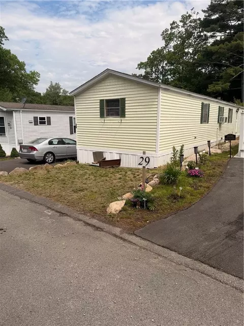 31 Foxtrot Dr, Charlestown, RI 02813