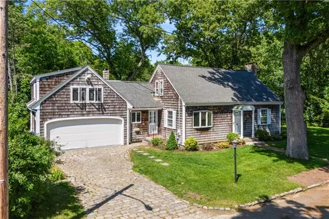 52 Wildwood Ave, Rumford, RI 02916