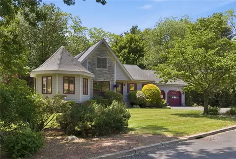32 Briarwood Rd, Lincoln, RI 02865