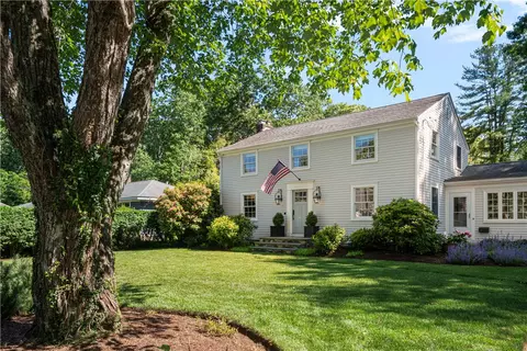 3 Oak Manor Dr, Barrington, RI 02806