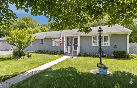 15 Hanley Ln, Warren, RI 02885