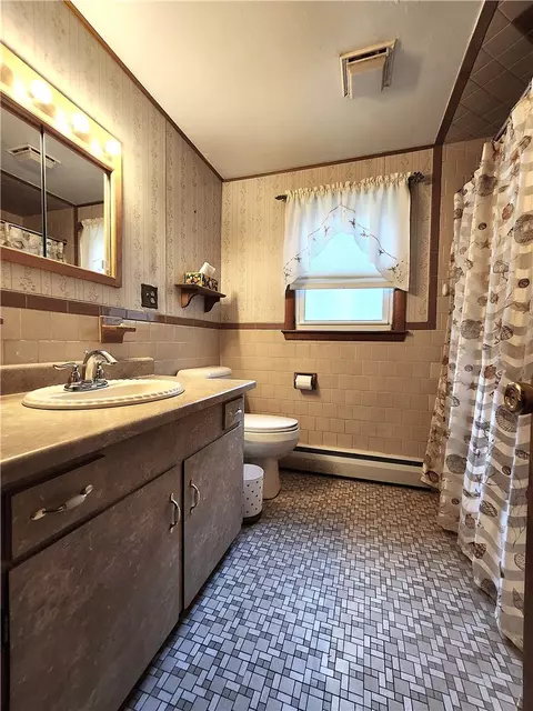 Bath - 7 Dell St, Coventry, RI 02816 photo 1 of 3