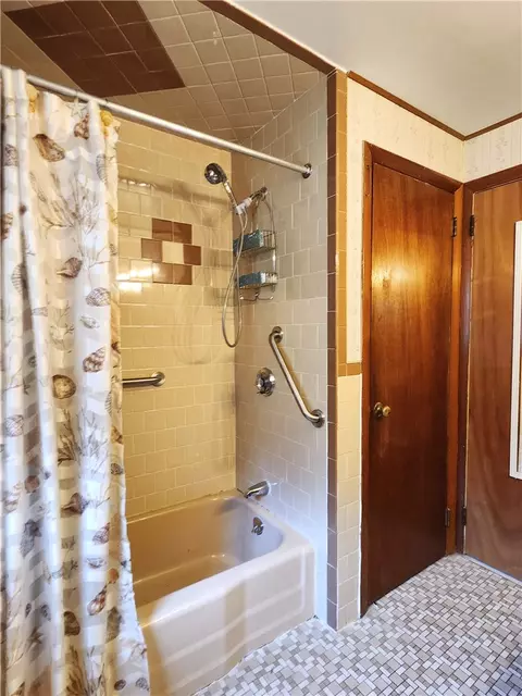 Bath - 7 Dell St, Coventry, RI 02816 photo 2 of 3