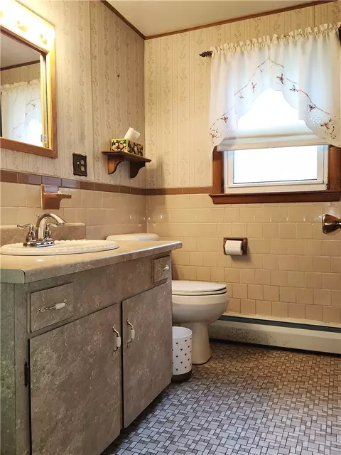 Bath - 7 Dell St, Coventry, RI 02816 photo 3 of 3