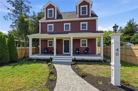 40 Congregational St, Bristol, RI 02809