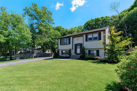42 Seminole Trl, Cranston, RI 02921