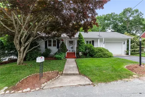 8 Palmer St, Greenville, RI 02828