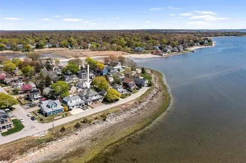 15 Shore Dr, Barrington, RI 02806