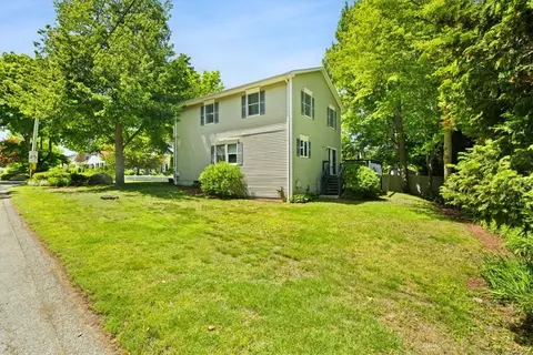 2 Lafayette Dr, Bristol, RI 02809