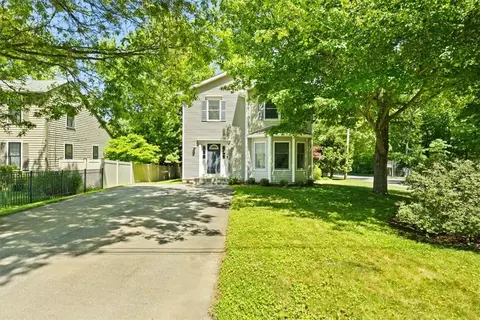 2 Lafayette Dr, Bristol, RI 02809