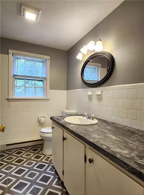 Bath - 68 Laurel Ave, Coventry, RI 02816 photo 1 of 3