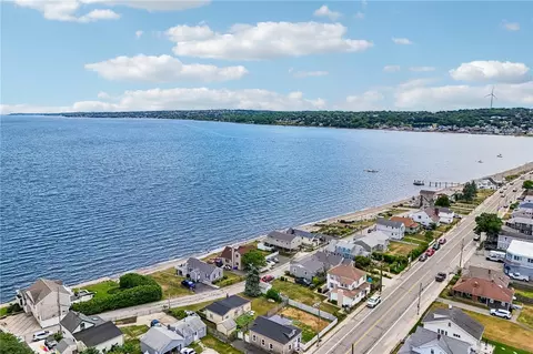 479 Park Ave, Portsmouth, RI 02871