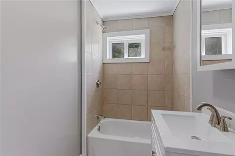 Bath - 428 9th Ave, Woonsocket, RI 02895 photo 2 of 4
