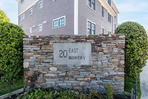 20 E Bowery St #1A, Newport, RI 02840