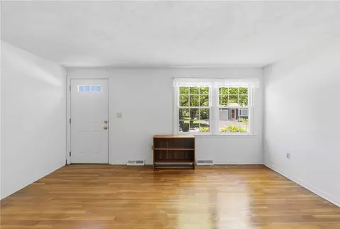Living - 5 Lee Dr, Warren, RI 02885 photo 2 of 4