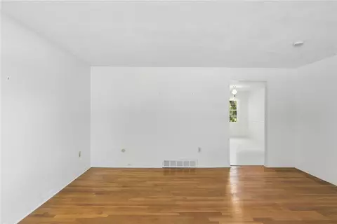 Living - 5 Lee Dr, Warren, RI 02885 photo 3 of 4