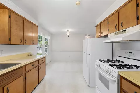 Kitchen - 5 Lee Dr, Warren, RI 02885 photo 2 of 5