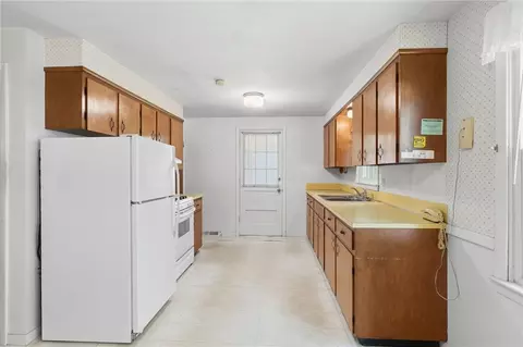 Kitchen - 5 Lee Dr, Warren, RI 02885 photo 4 of 5