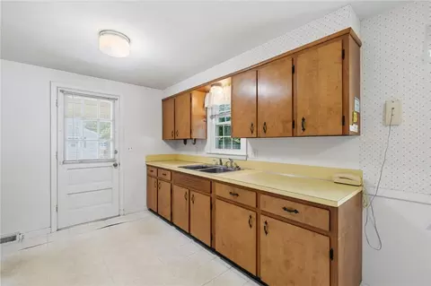 Kitchen - 5 Lee Dr, Warren, RI 02885 photo 5 of 5