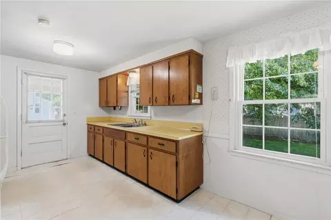 Kitchen - 5 Lee Dr, Warren, RI 02885 photo 3 of 5