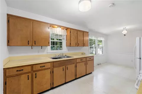 Kitchen - 5 Lee Dr, Warren, RI 02885 photo 1 of 5