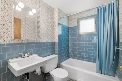 Bath - 5 Lee Dr, Warren, RI 02885 photo 2 of 2