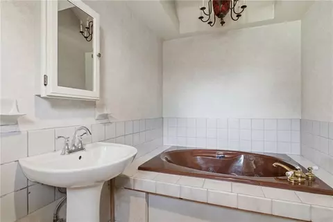 Bath - 351 Maple St, Warwick, RI 02888 photo 2 of 3