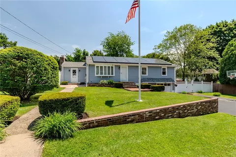 7 Oakcrest Dr, North Providence, RI 02904