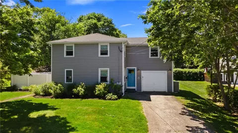 7 Walnut St, Narragansett, RI 02882