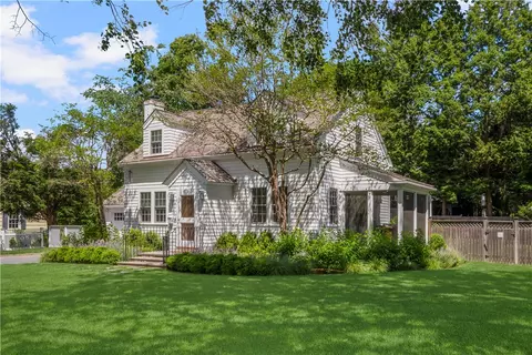 11 Chachapacasset Rd, Barrington, RI 02806