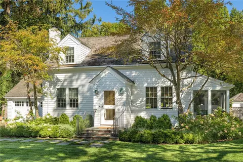 11 Chachapacasset Rd, Barrington, RI 02806