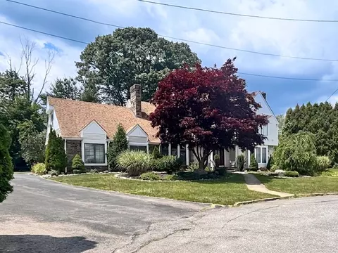 18 Ann Ct, Cranston, RI 02921