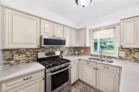 143 Oak Park Dr, North Providence, RI 02904