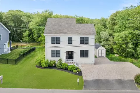 40 Lakeworth Ave, Narragansett, RI 02882