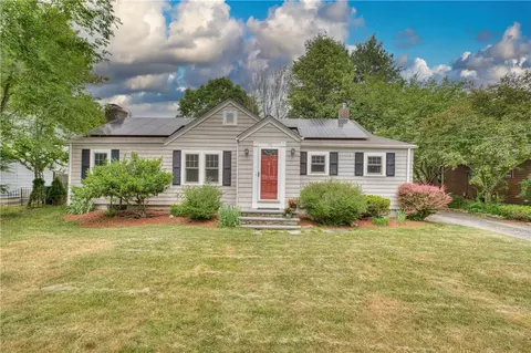 16 Evergreen St, Barrington, RI 02806