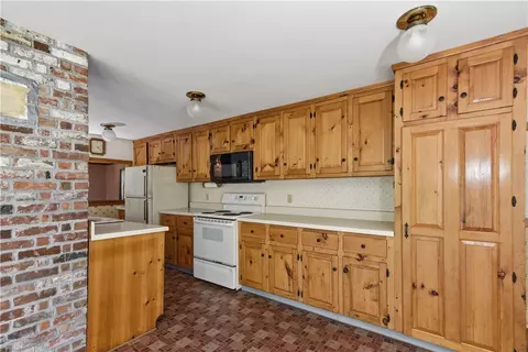Kitchen - 152 Hallville Rd, Exeter, RI 02822 photo 1 of 3
