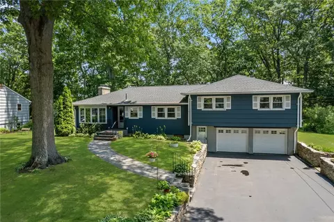103 Birchwood Dr, North Kingstown, RI 02852