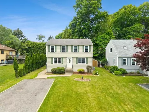 1 Wapping Dr, Bristol, RI 02809