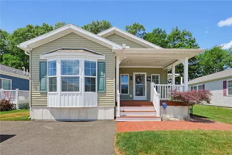 65 Lark Ln, Tiverton, RI 02878
