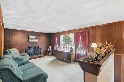 Living - 9 Katherine Rd, Woonsocket, RI 02895 photo 3 of 6