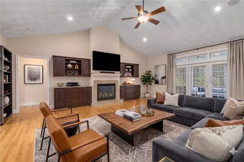 136 Rome Ct, Cranston, RI 02921