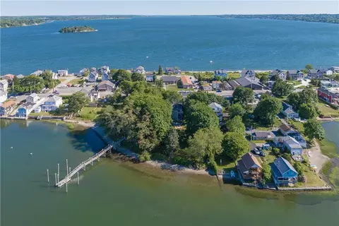 576 Park Ave, Portsmouth, RI 02871